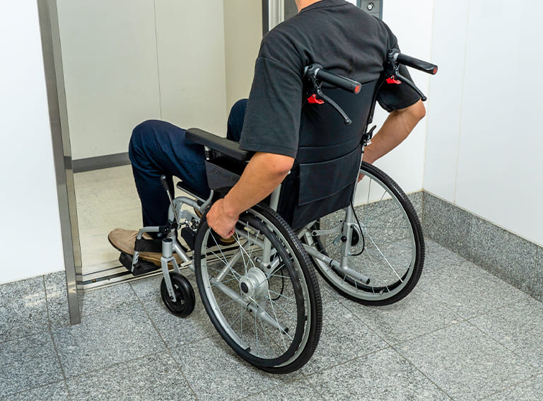世界最小クラス車いす - 株式会社スワニー